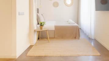 Chambre Confort double | Bureau, rideaux d’obscurcissement, fer et planche à repasser