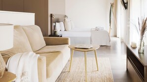 Une chambre à coucher moderne et minimaliste, dotée d’un grand lit, d’une table de chevet et offrant une vue sur la salle de bain.