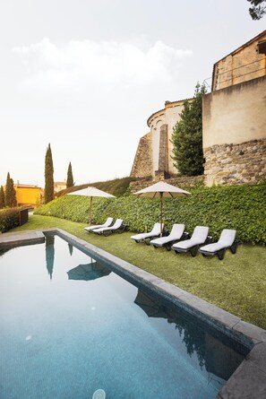 Seasonal outdoor pool - Hotel Casa Marcial (Besalú)