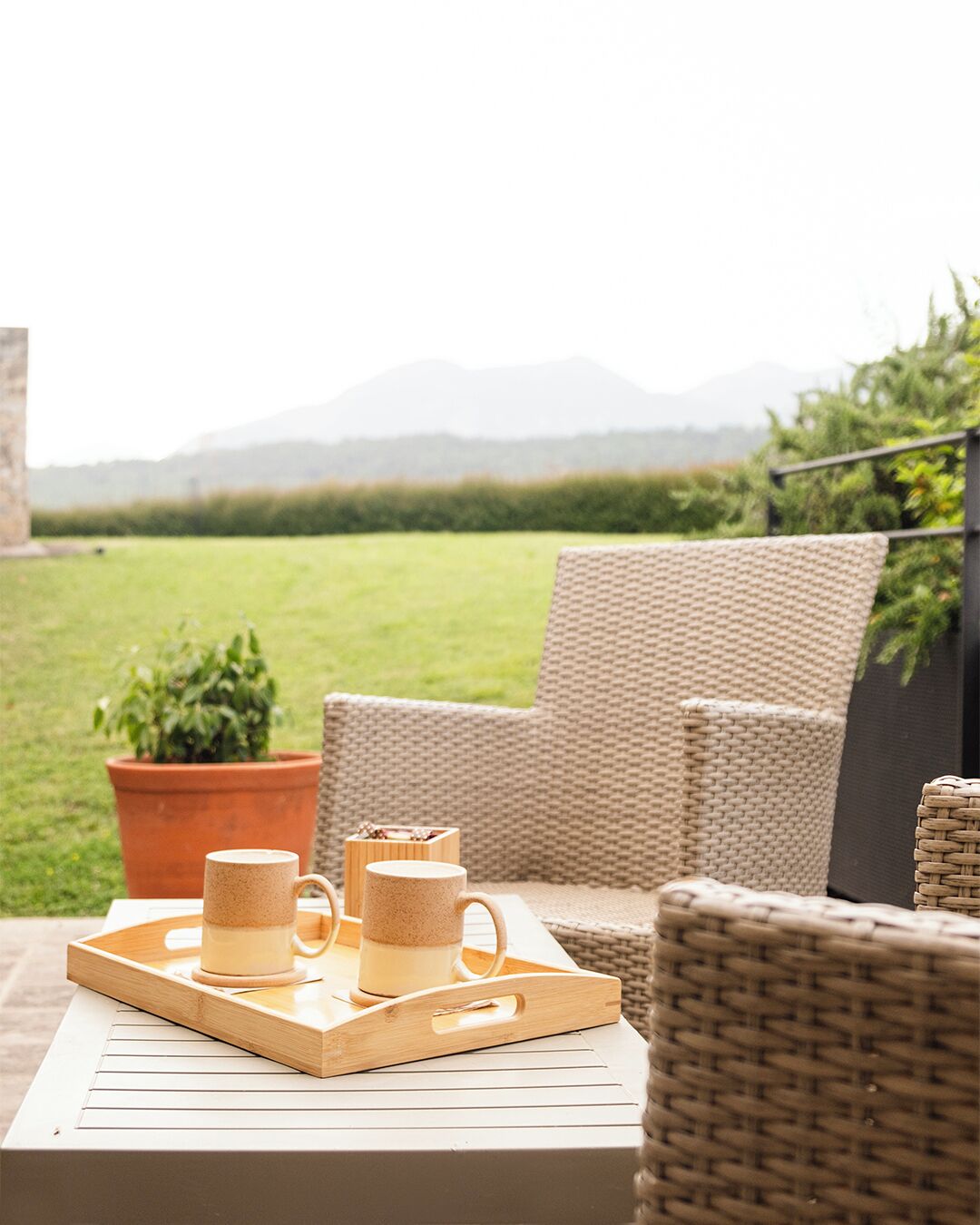 Een 40-inch flatscreentelevisie met kabelzenders