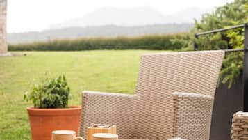 Een 40-inch flatscreentelevisie met kabelzenders