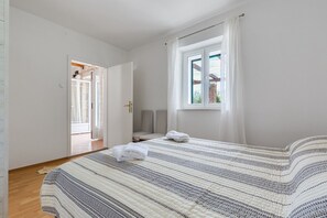 2 bedrooms, iron/ironing board, WiFi, bed sheets