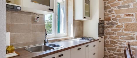 Réfrigérateur, four à micro-ondes, un four, surface de cuisson