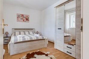 2 quartos, ferros/tábuas de passar roupa, Wi-Fi, roupa de cama