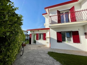 Appartement, 4 chambres, balcon, vue jardin | Extérieur
