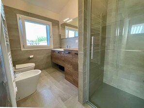 Apartment, 4 Bedrooms, Balcony, Garden View | Bathroom - Spacious Villa on two Floors With Corner Garden (Caorle)