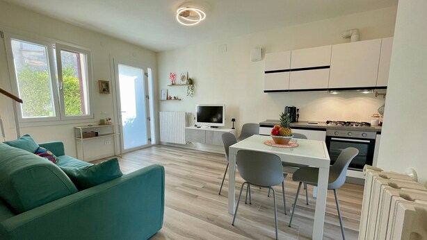 Un apartamento moderno con sala de estar, comedor y cocina.
