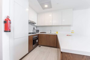 Frigorifero, microonde, forno, piano cottura