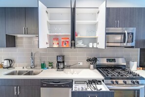 Refrigerador, microondas, horno, placa de cocina