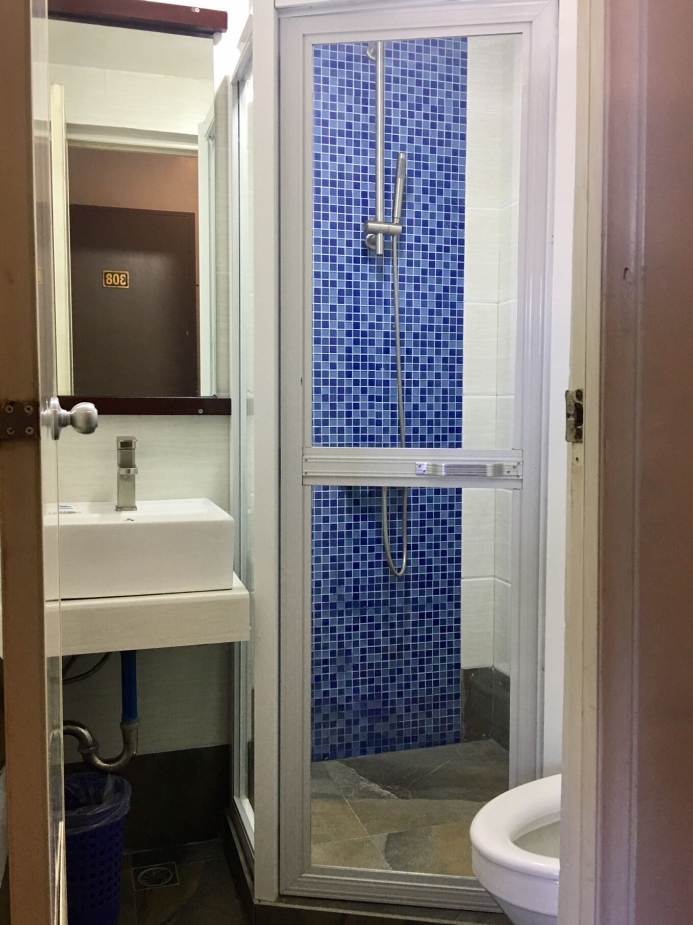 Shower, handuk, sabun, dan tisu toilet