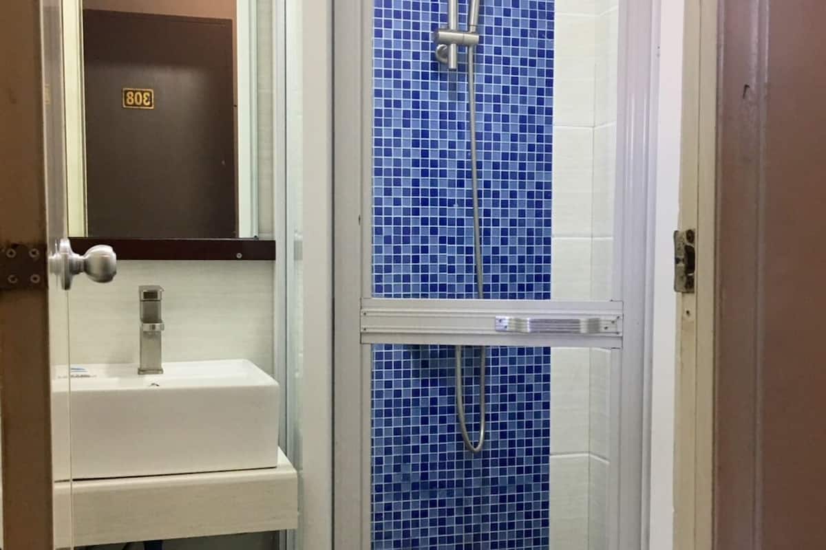 Regadera, toallas, jabón, papel de baño