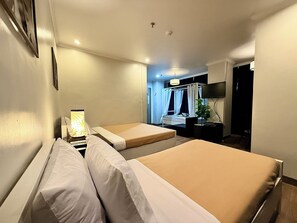 Kamar Triple Basic, Bebas Asap Rokok | Meja kerja