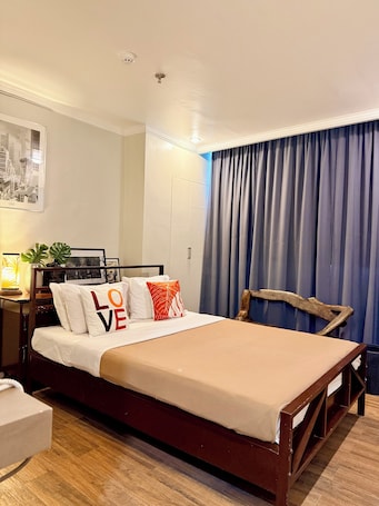 Standard Double or Twin Room | Desk