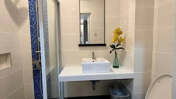 Douche, serviettes fournies, savon, papier toilette