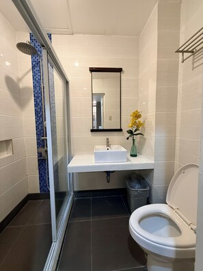 Shower, towels, soap, toilet paper - Hotel Tiffany - Laoag (Laoag)
