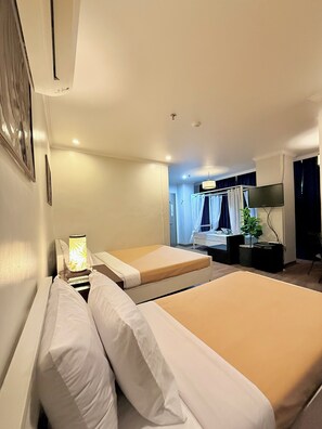 Kamar Triple Basic, Bebas Asap Rokok | Meja kerja
