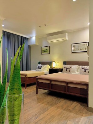 Family Triple Room | Desk