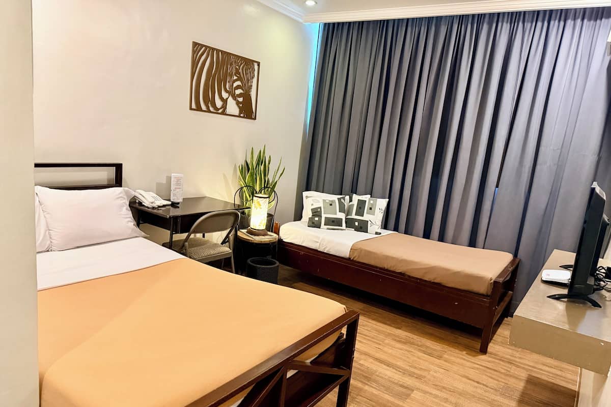 Basic Triple Room, Non Smoking | Desk