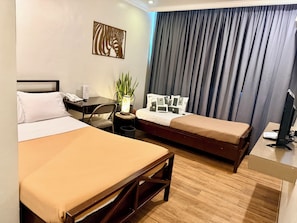 Basic Triple Room, Non Smoking | Desk