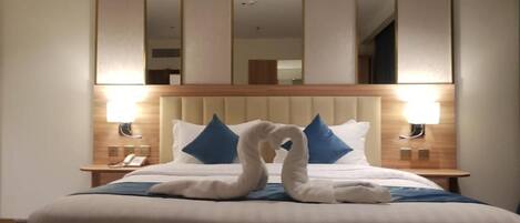 Deluxe Studio | In-room safe, blackout drapes, iron/ironing board, free WiFi