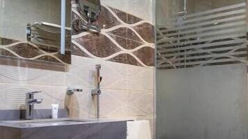Deluxe Studio | Bathroom | Combined shower/bathtub, hair dryer, slippers, towels