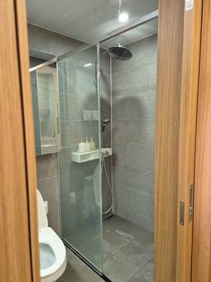 Haartrockner, Handtücher, Seife, Toilettenpapier
