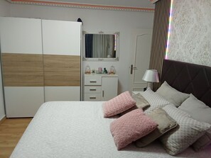 3 bedrooms, iron/ironing board, WiFi, bed sheets