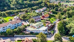 Vista aérea de una zona residencial con casas, áreas verdes y un paisaje montañoso.