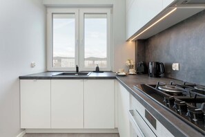 Réfrigérateur, four à micro-ondes, un four, surface de cuisson
