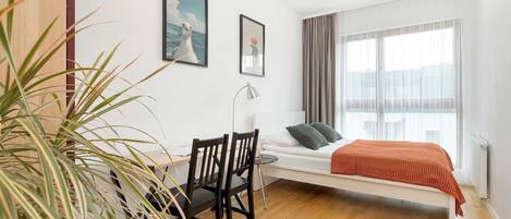 2 quartos, escrivaninha, ferros/tábuas de passar roupa, berço de viagem