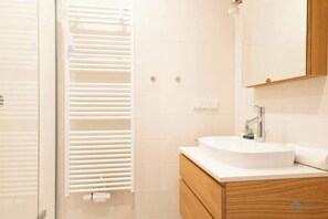 Shower, hair dryer, towels, shampoo