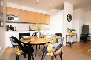 Fridge, microwave, oven, stovetop - Stylish Apartment with a Balcony | Parking | Close to the Old Town (Gdańsk)