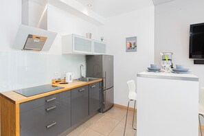 Kühlschrank, Mikrowelle, Ofen, Herdplatte