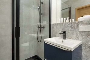 Dusche, Haartrockner, Handtücher, Shampoo