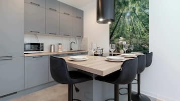 Frigorífico, microondas, horno y placa de cocina