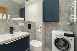 Een douche, een haardroger, handdoeken