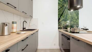 Frigorífico, microondas, horno y placa de cocina