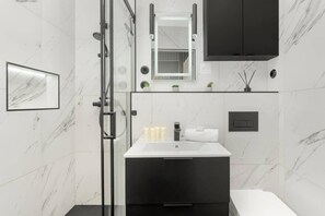 Shower, hair dryer, towels, shampoo - Spacious Apartment | Two Bedrooms and Balcony (Gdańsk)