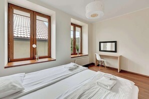 1 chambre, bureau, fer et planche à repasser, lit parapluie