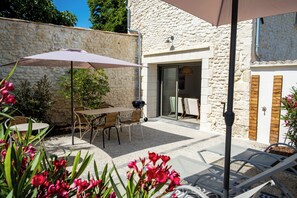 Outdoor dining - Le Clos de la Grange air-conditioned renovated building near beaches (Breuillet)