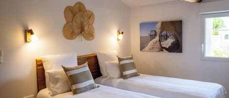 3 habitaciones, escritorio, tabla de planchar con plancha y wifi gratis