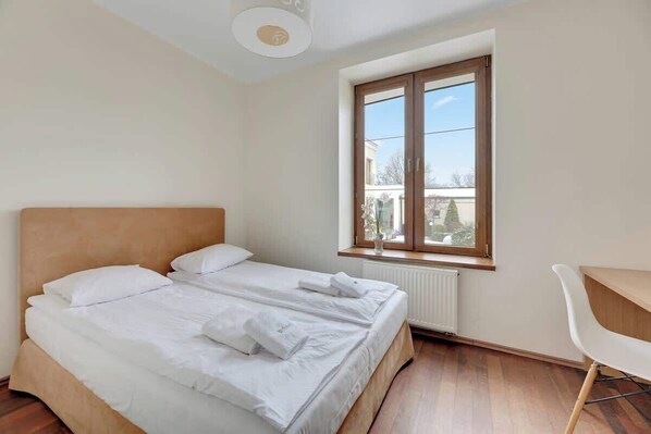 1 chambre, bureau, fer et planche à repasser, lit de bébé portatif