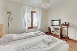 1 chambre, bureau, fer et planche à repasser, lit parapluie