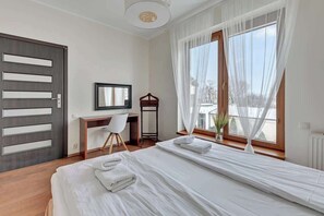 1 chambre, bureau, fer et planche à repasser, lit parapluie