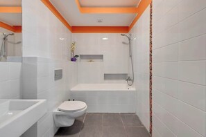 Douche, séchoir à cheveux, serviettes fournies