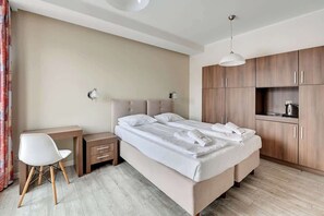 Iron/ironing board, WiFi, bed sheets