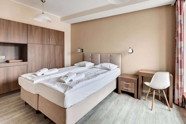 Iron/ironing board, WiFi, bed sheets