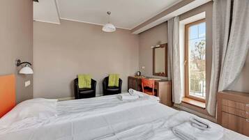 Desk, iron/ironing board, WiFi, bed sheets