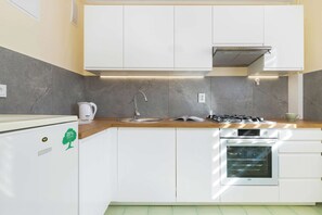 Réfrigérateur, four, plaque de cuisson, lave-vaisselle