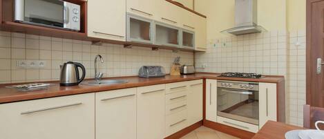 ثلاجة، ميكروويف، فرن، موقد طهي مسطح